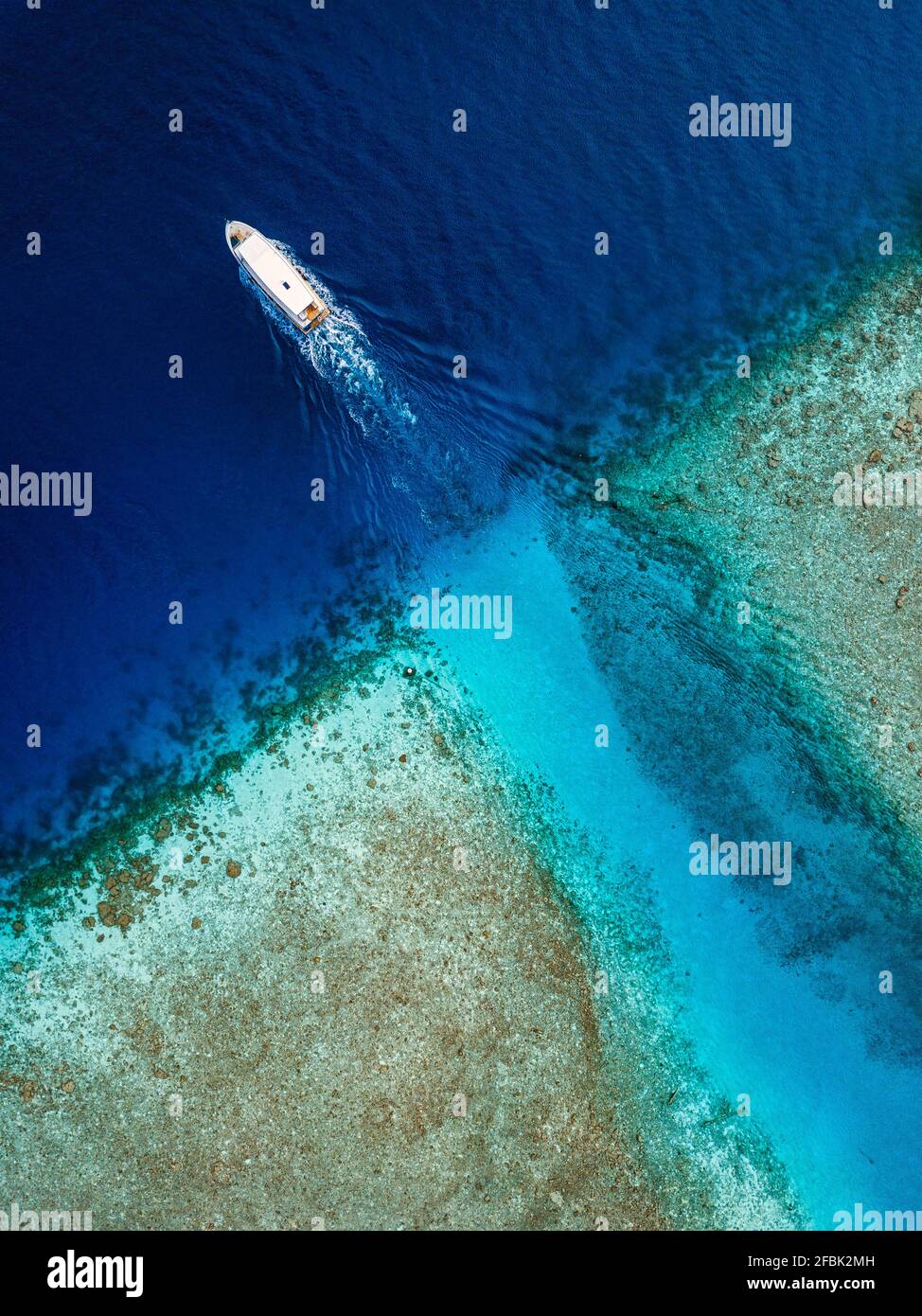 Vista aerea della barca a vela vicino alla costa dell'isola di Thulusdhoo, Maldive Foto Stock