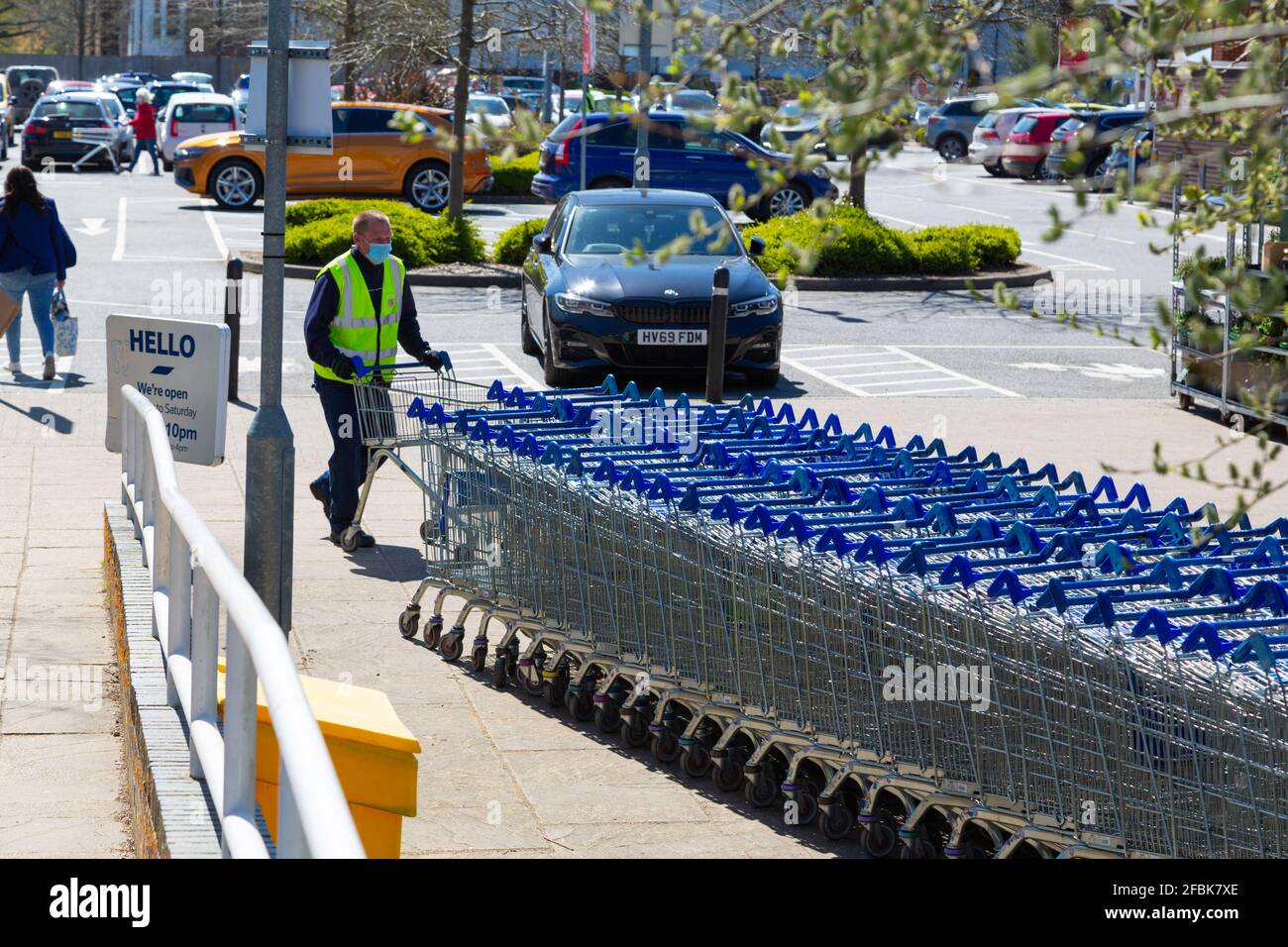 Dipendente addetto carrello Tesco, regno unito Foto Stock