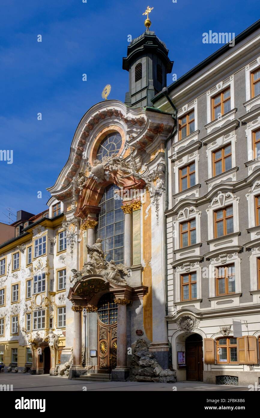 Germania, Baviera, Monaco, Asam House e facciate tardo barocche della chiesa di Asam Foto Stock