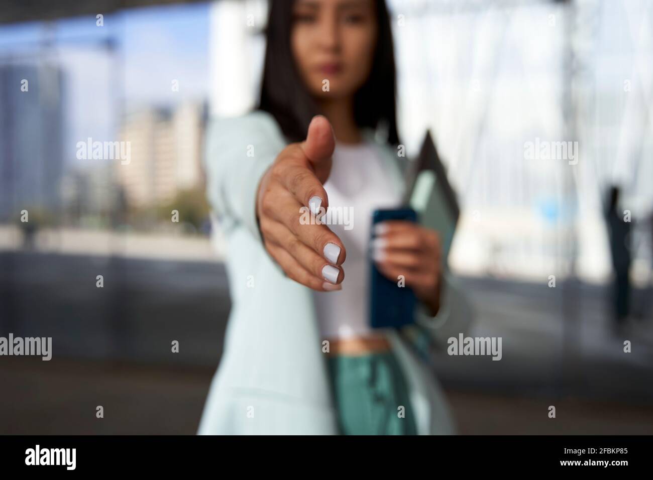 Donna imprenditore saluto con handshake Foto Stock