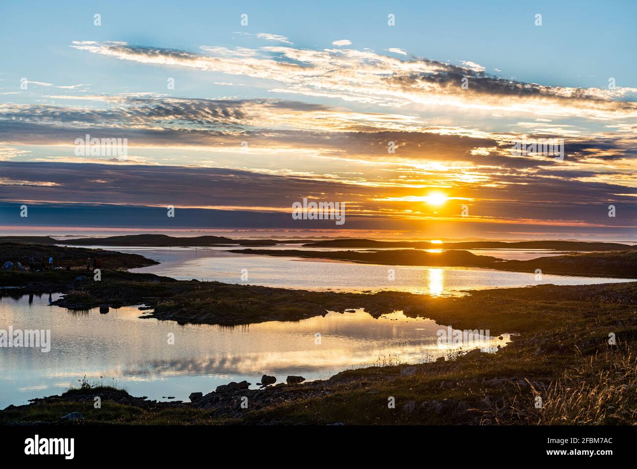 Norvegia, Arcipelago di Vega, Tramonto sul sito patrimonio mondiale dell'UNESCO Foto Stock