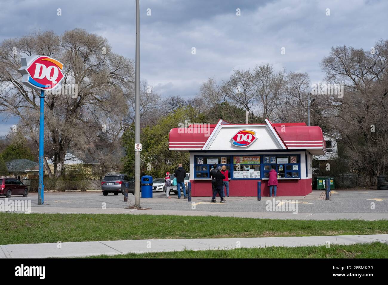 Ottawa, Ontario, Canada - 17 aprile 2021: La gente si allinea al banco di servizio all'aperto di una Dairy Queen (DQ) su Merivale Road. Foto Stock