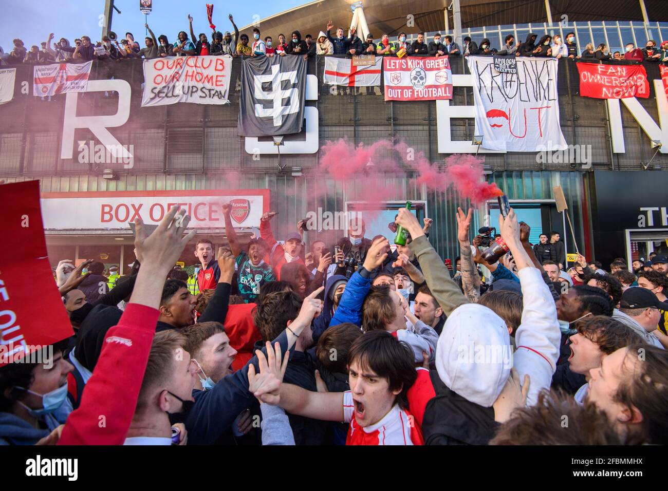 Londra, Regno Unito. 23 aprile 2021. I fan dell'Arsenal protestano contro il proprietario del club Stan Kroenke, dopo il tentativo di scioglimento della Super League europea, prima di una partita della Premier League contro Everton all'Emirates Stadium di Londra. Data immagine: Venerdì 23 aprile 2021. Il credito fotografico dovrebbe essere: Matt Crossick/Empics/Alamy Live News Foto Stock