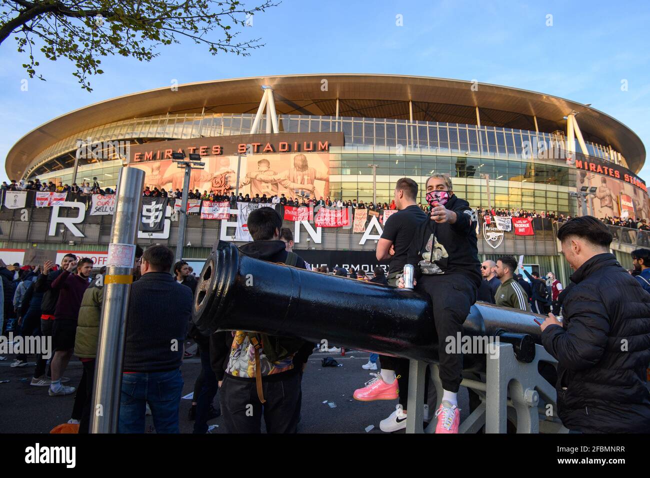 Londra, Regno Unito. 23 aprile 2021. I fan dell'Arsenal protestano contro il proprietario del club Stan Kroenke, dopo il tentativo di scioglimento della Super League europea, prima di una partita della Premier League contro Everton all'Emirates Stadium di Londra. Data immagine: Venerdì 23 aprile 2021. Il credito fotografico dovrebbe essere: Matt Crossick/Empics/Alamy Live News Foto Stock