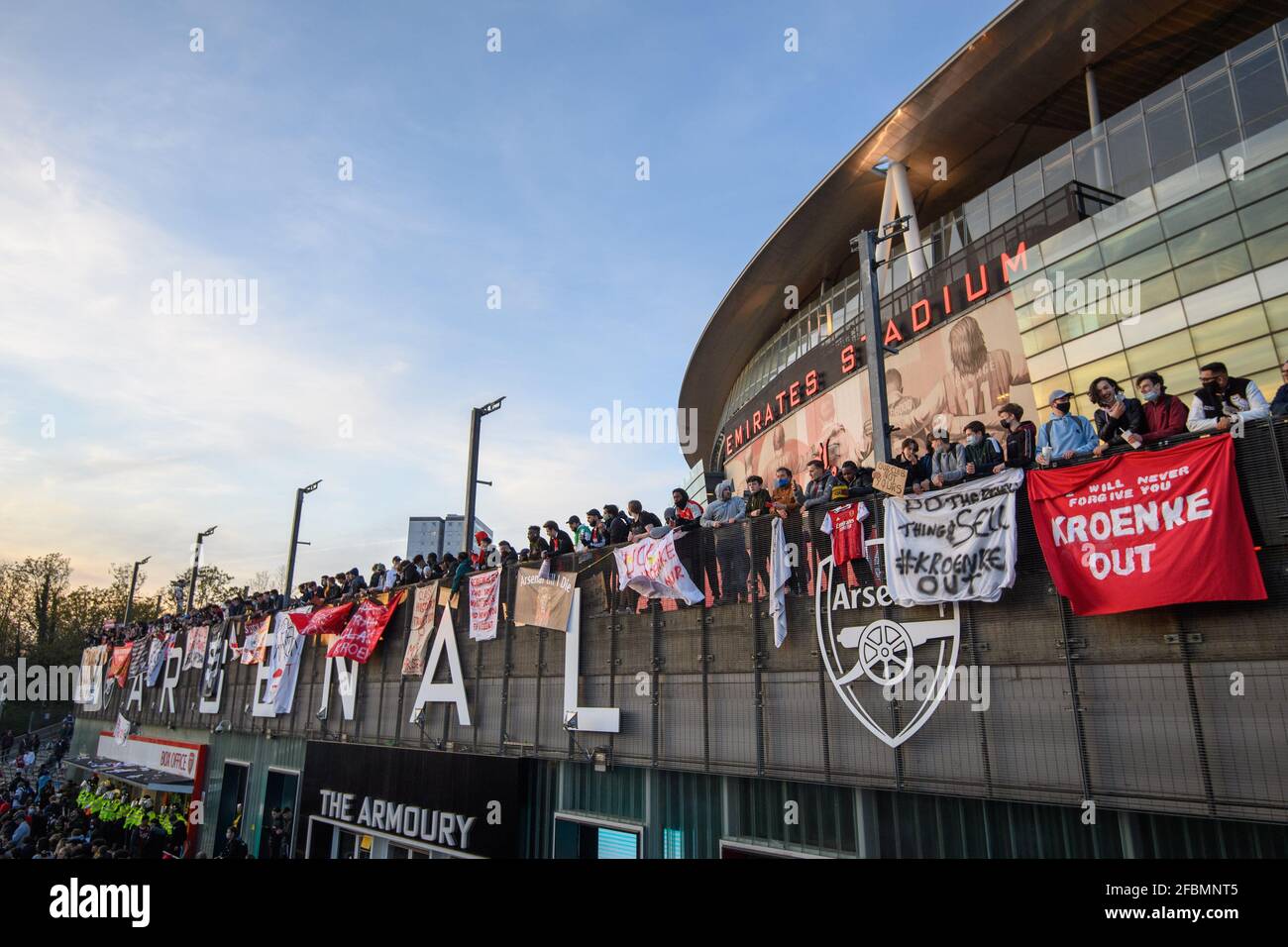 Londra, Regno Unito. 23 aprile 2021. I fan dell'Arsenal protestano contro il proprietario del club Stan Kroenke, dopo il tentativo di scioglimento della Super League europea, prima di una partita della Premier League contro Everton all'Emirates Stadium di Londra. Data immagine: Venerdì 23 aprile 2021. Il credito fotografico dovrebbe essere: Matt Crossick/Empics/Alamy Live News Foto Stock