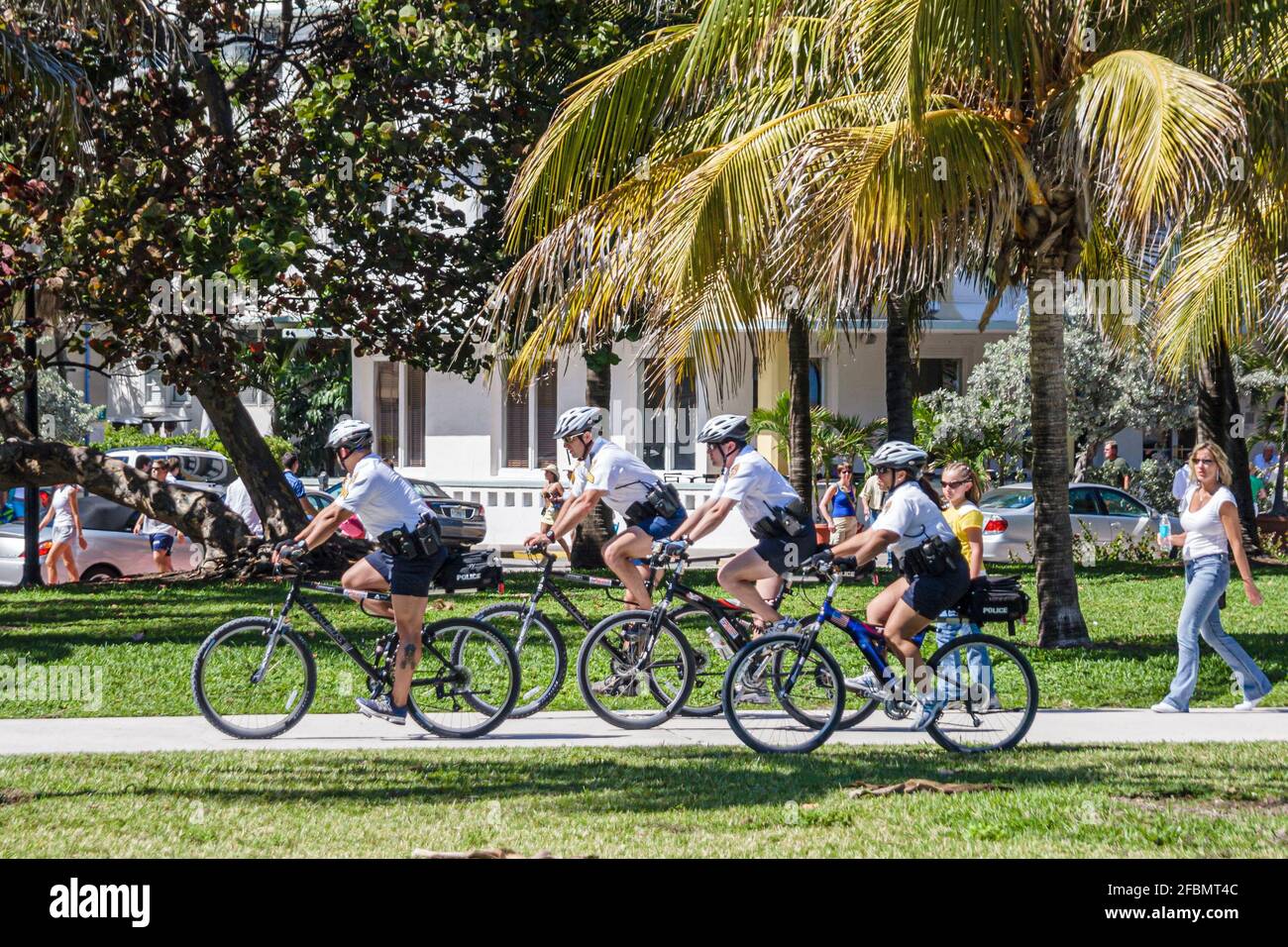 Miami Beach Florida, Ocean Drive, Lummus Park South Beach, pattugliamento ciclistico pattugliato della polizia, Foto Stock