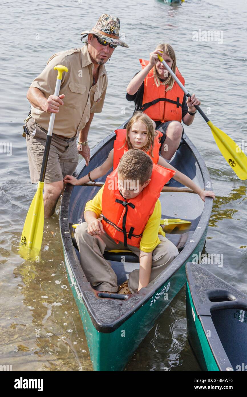 Miami Florida,Homestead Biscayne National Park,Biscayne Bay famiglia affitto canoa bambini madre indossare giubbotti di salvataggio, ranger volontario, Foto Stock