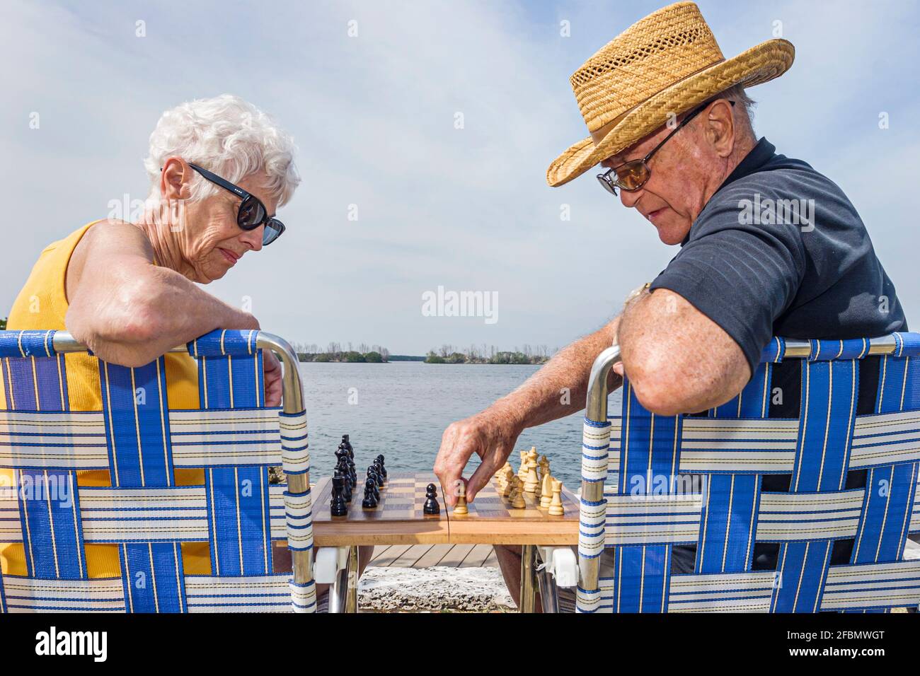 Miami Florida,Homestead Biscayne National Park,Biscayne Bay senior senior Citizen Citizens Couple,prato sedie giocare a scacchi, Foto Stock