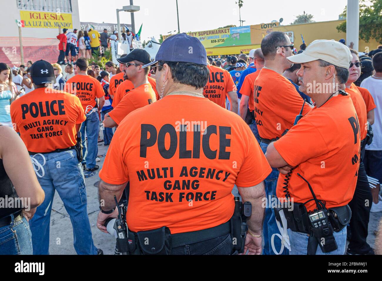 Miami Florida,Little Havana,Calle Ocho Carnaval,evento annuale festa ispanica festa fiera,polizia multi agenzia gang task force poliziotti, Foto Stock