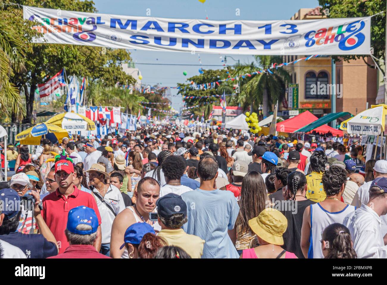 Miami Florida,Little Havana,Calle Ocho Carnaval,evento annuale festival ispanico fiera di strada celebrazione, banner folla, Foto Stock