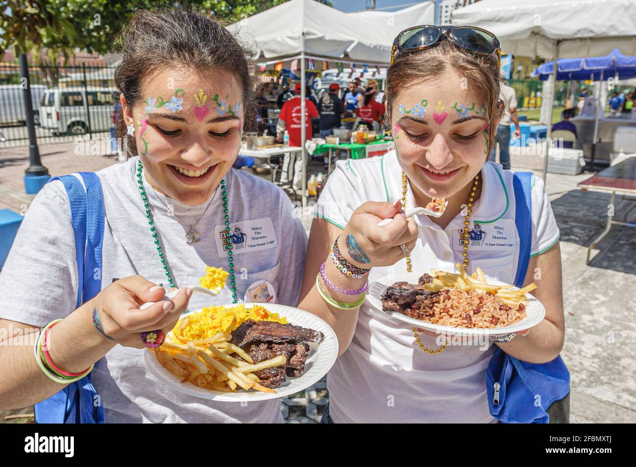 Miami Florida,Little Havana,Jose Marti Park,Riverday Miami River event festival fair ecologia,ispanica donne adolescenti adolescenti donne Foto Stock