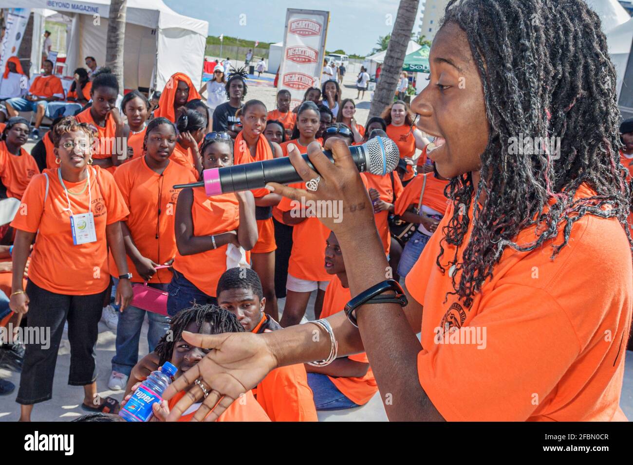 Miami Beach Florida, Ocean Drive, Lummus Park, fiera dei festival sportivi e fitness, poeta rap donna nera con microfono a parlare Foto Stock