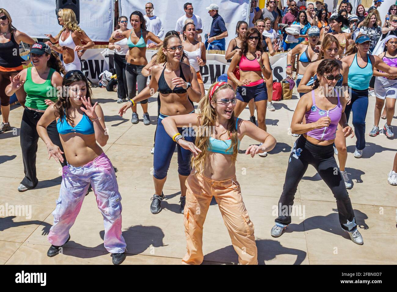 Miami Beach Florida, Ocean Drive, Lummus Park, fiera dei festival dello sport e del fitness, lezione di aerobica brasiliana Zumba, allenamento di gruppo, strambata ispanica Foto Stock