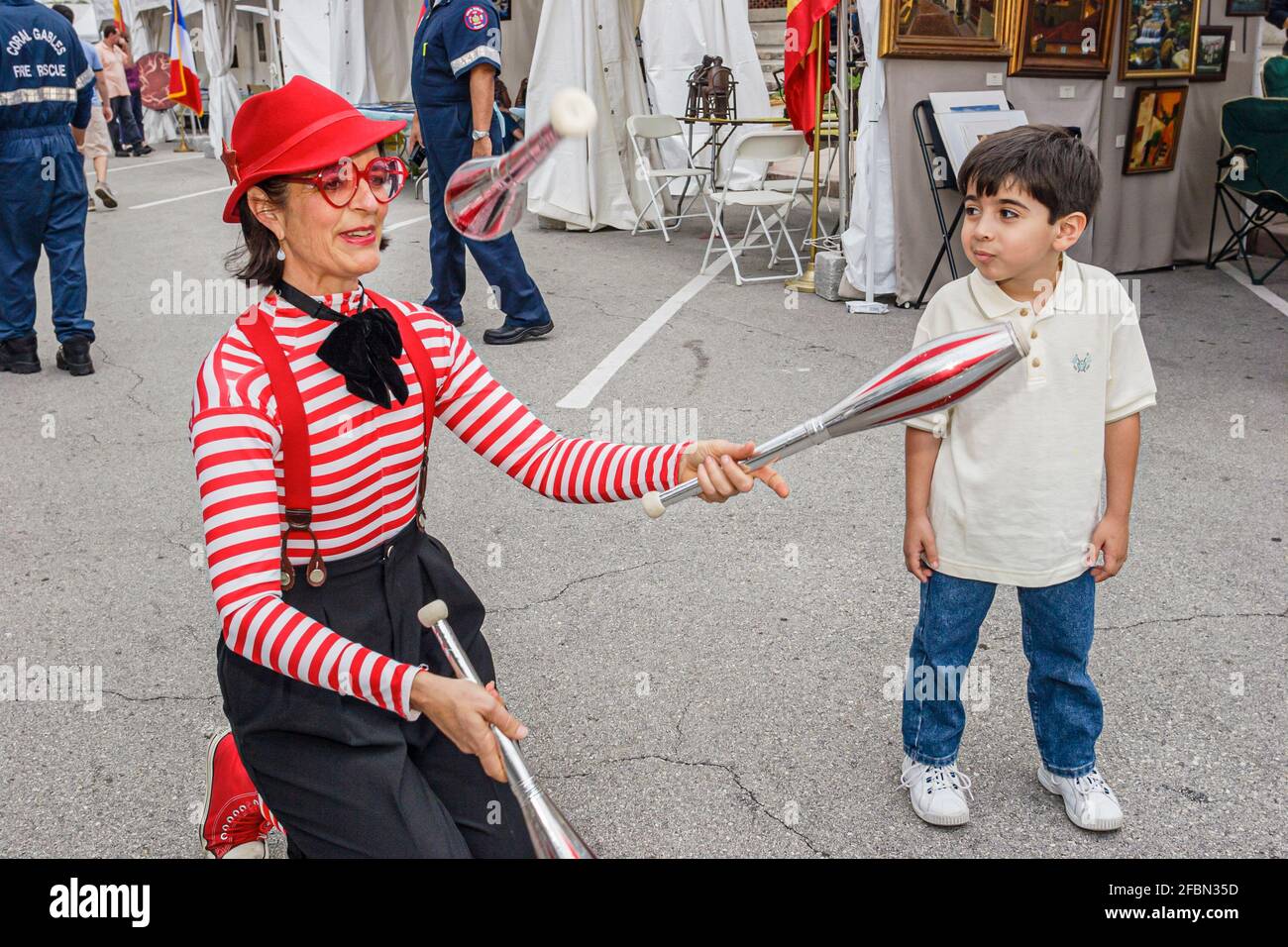 Miami Florida, Coral Gables Merrick Festival, donna giocoliere ragazzo ispanico, Foto Stock