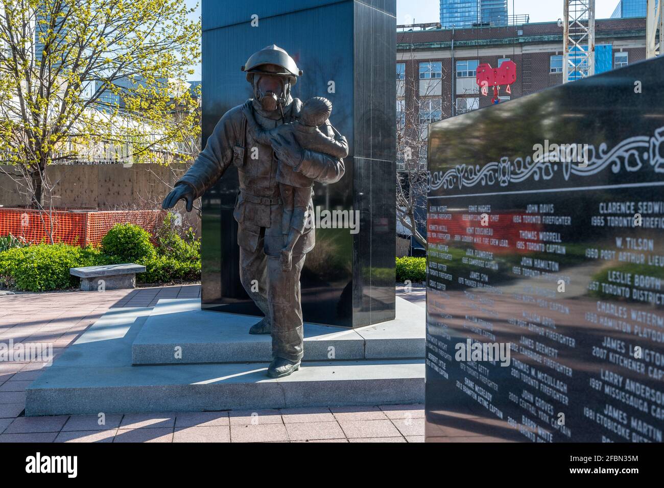 Ontario Fire Fighters Memorial situato in College Street nel quartiere centrale di Toronto, Canada Foto Stock