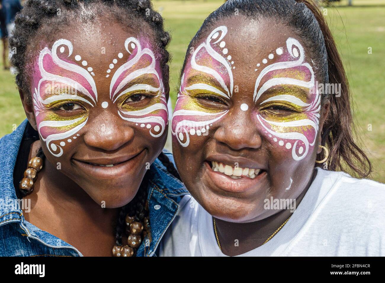 Miami Florida,Tropical Park Droga Free Youth in Town DFYIT,teen Student anti addiction group picnic,Black teen teenage ragazze amici smiling face paint Foto Stock