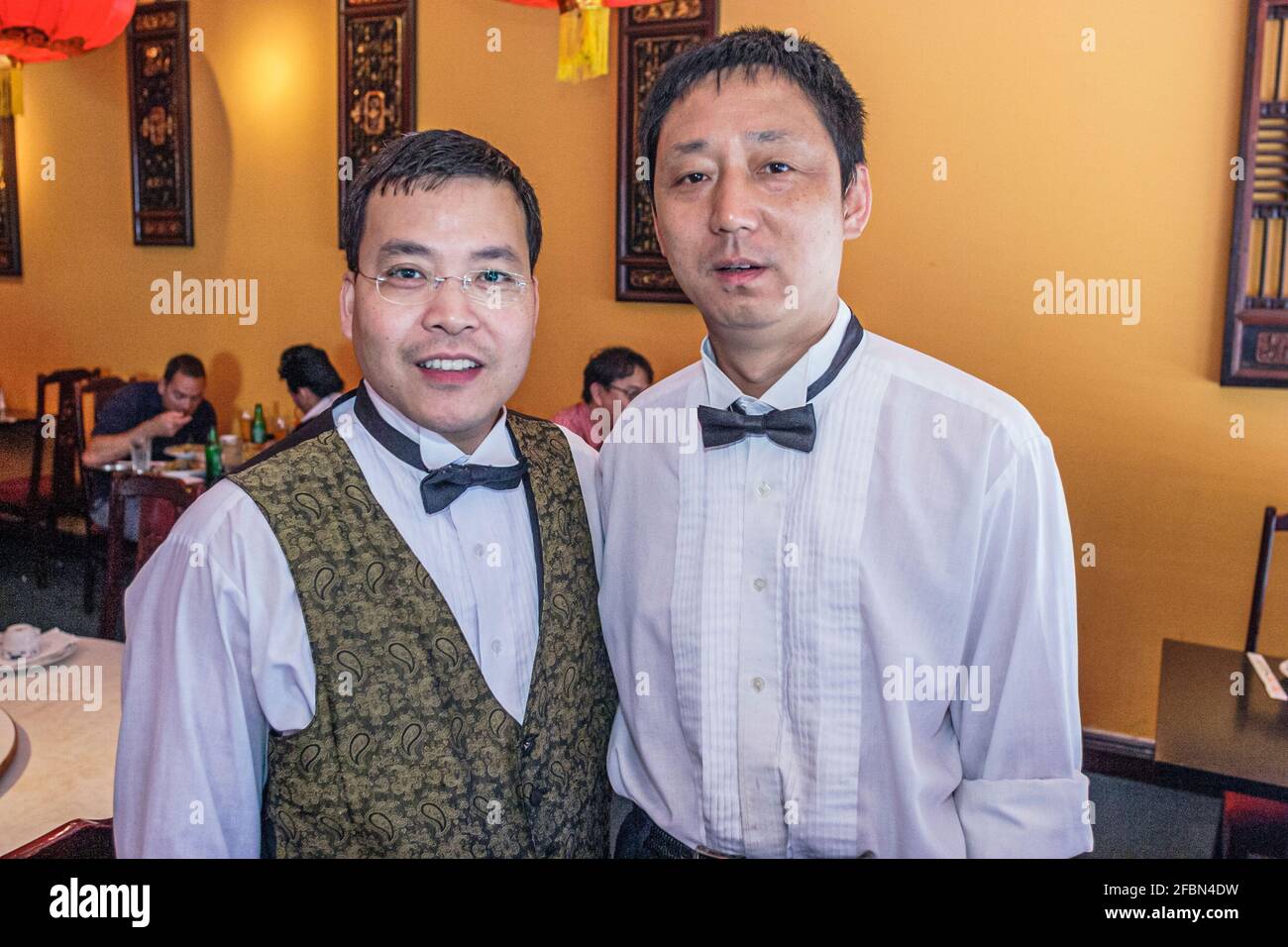 Miami Florida, ristorante cinese Tropical Dim Sum, all'interno del direttore asiatico cameriere uomo ospite, dipendenti lavoratori personale, Foto Stock
