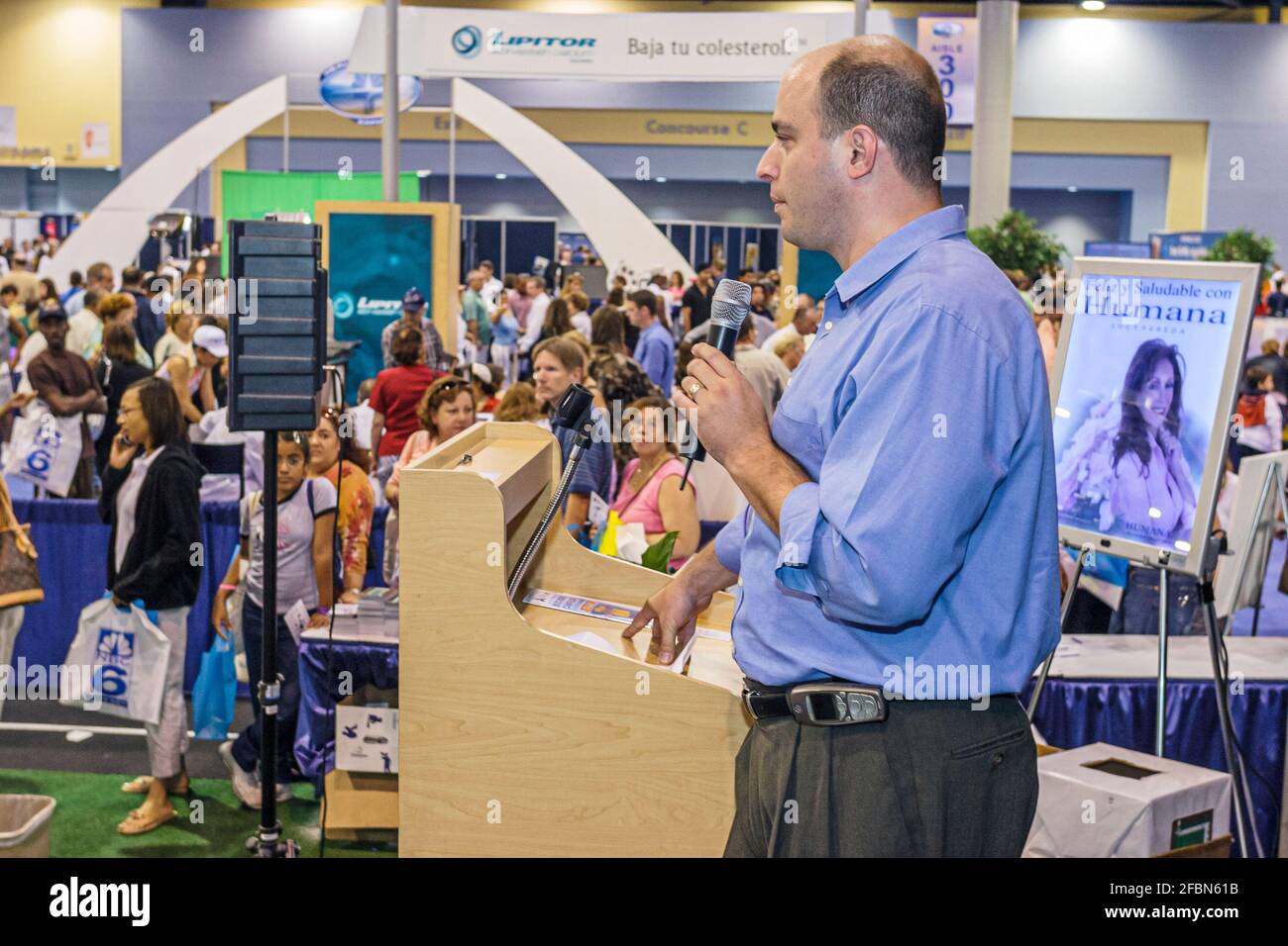 Florida,Miami Beach Convention Center,centro,Health & Fitness Expo medico che parla uomo maschio tenendo microfono, Foto Stock