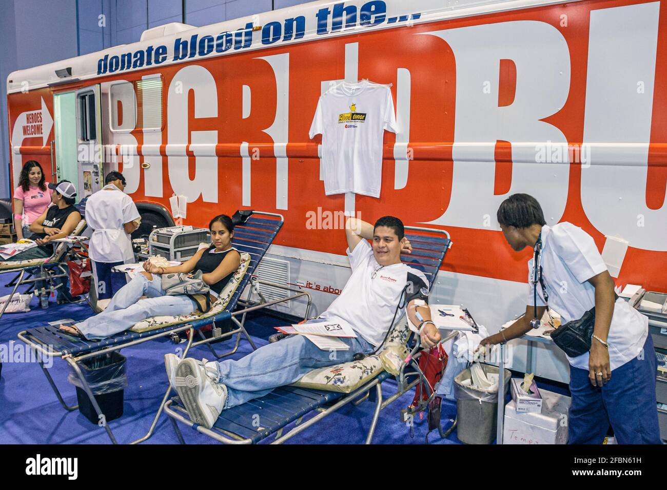 Florida,Miami Beach Convention Center,centro,Health & Fitness Expo test medici gratuiti,uomo donna donna donna donando sangue donazione Big Red bus, Foto Stock