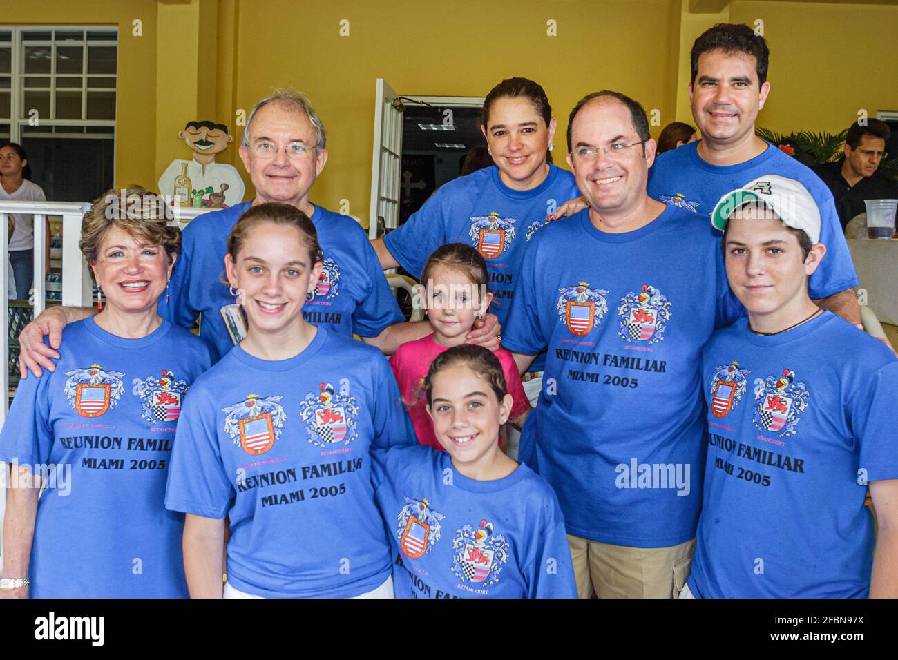 Florida Key Biscayne St. Agnes Chiesa Betancourt famiglia Reunion, Ispanico cubano esteso famiglia indossando magliette corrispondenti cresta, bambini genitori rela Foto Stock