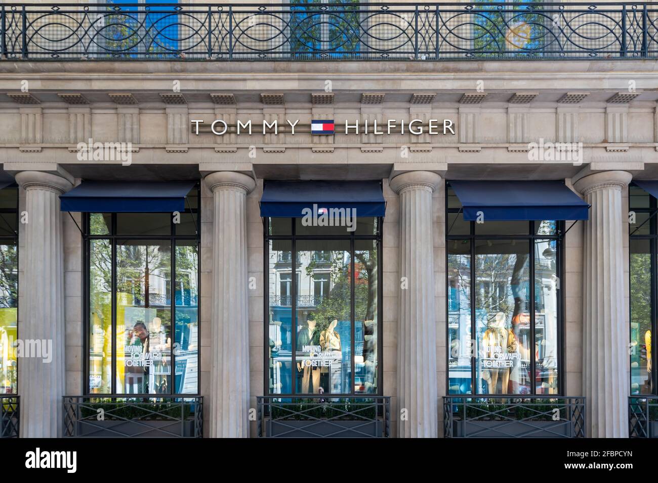 Vista esterna del negozio di punta Tommy Hilfiger, boulevard des Capucines a Parigi, Francia Foto Stock