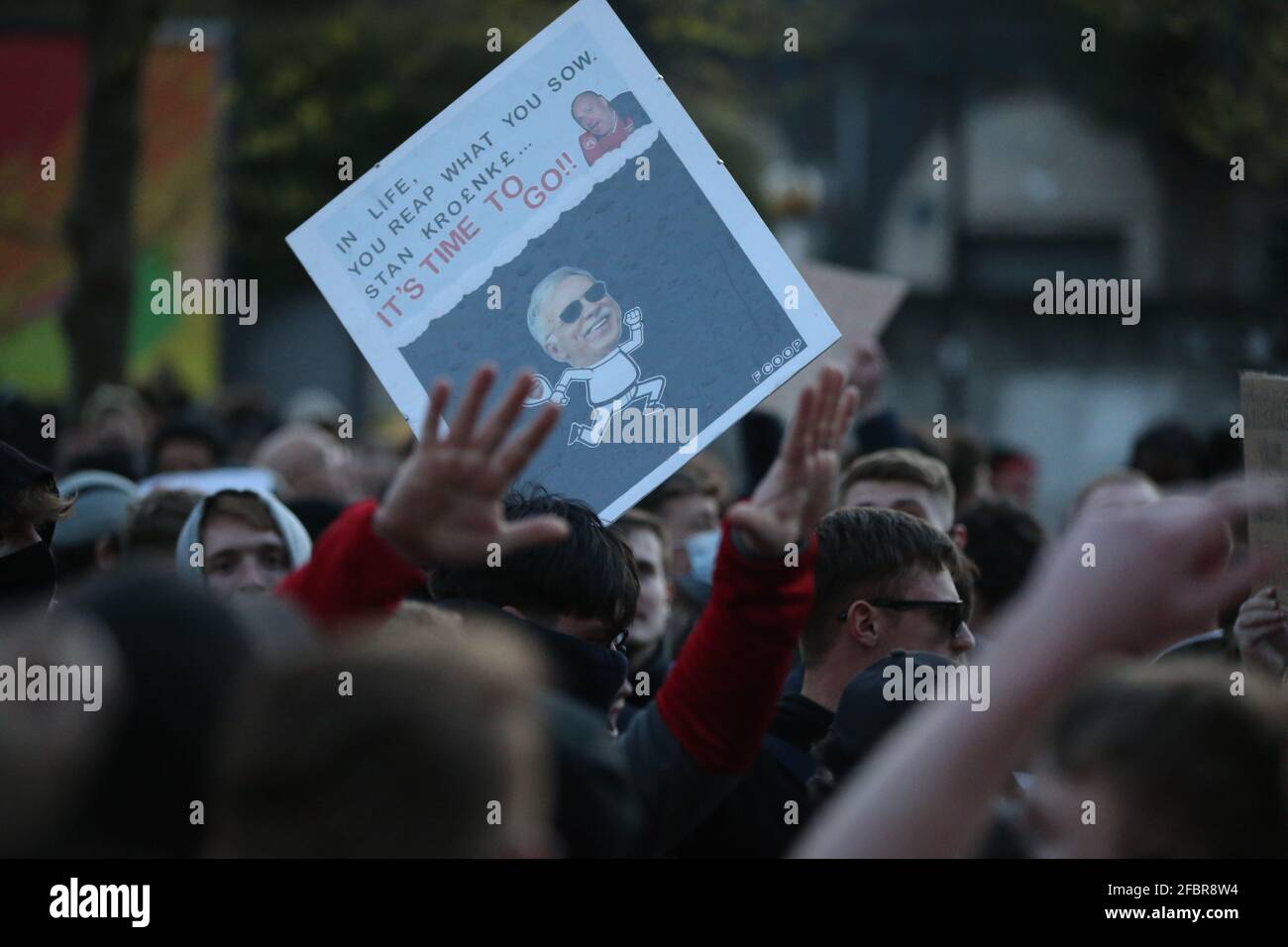 Londra, Inghilterra, Regno Unito. 23 Apr 2021. Centinaia di tifosi dell'Arsenal si sono riuniti fuori dello Emirates Stadium di Londra in una protesta di 'Kroenke out' che ha chiesto al proprietario del club Stanley Kroenke di andarsene. I proprietari delle sei grandi squadre di calcio britanniche, tra cui l'Arsenal, sono diventati bersagli dei tifosi dopo il loro fallito tentativo di formare una Super League europea la scorsa settimana. Credit: Tayfun Salci/ZUMA Wire/Alamy Live News Foto Stock