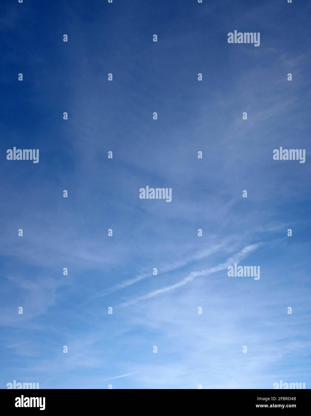 Aprile 2021 - cielo blu con nuvola di luce come un sfondo o trama Foto Stock