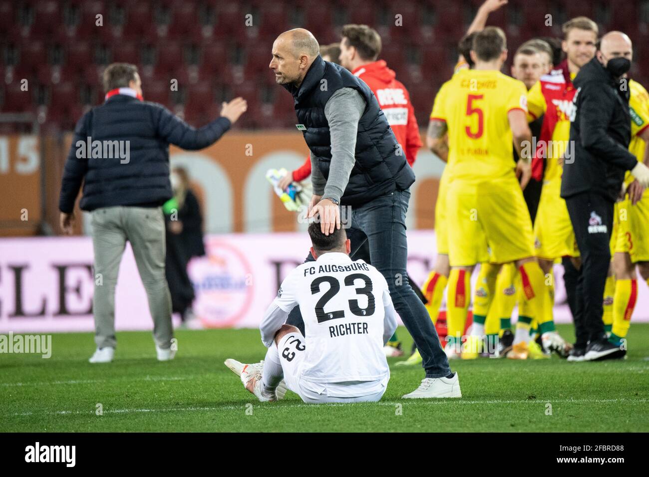 Augusta, Germania. 23 Apr 2021. Calcio: Bundesliga, FC Augusta - 1. FC Köln, Matchday 31 alla WWK Arena. Heiko Herrlich (sopra) afferra Marco Richter del FC Augusta in testa dopo la partita. Credito: Matthias Balk/dpa - NOTA IMPORTANTE: In conformità con le norme del DFL Deutsche Fußball Liga e/o del DFB Deutscher Fußball-Bund, è vietato utilizzare o utilizzare fotografie scattate nello stadio e/o della partita sotto forma di sequenze fotografiche e/o serie fotografiche di tipo video./dpa/Alamy Live News Foto Stock