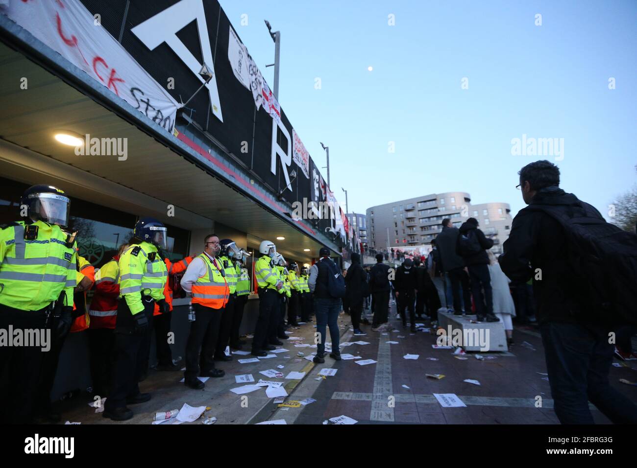 Londra, Inghilterra, Regno Unito. 23 Apr 2021. Centinaia di tifosi dell'Arsenal si sono riuniti fuori dello Emirates Stadium di Londra in una protesta di 'Kroenke out' che ha chiesto al proprietario del club Stanley Kroenke di andarsene. I proprietari delle sei grandi squadre di calcio britanniche, tra cui l'Arsenal, sono diventati bersagli dei tifosi dopo il loro fallito tentativo di formare una Super League europea la scorsa settimana. Credit: Tayfun Salci/ZUMA Wire/Alamy Live News Foto Stock