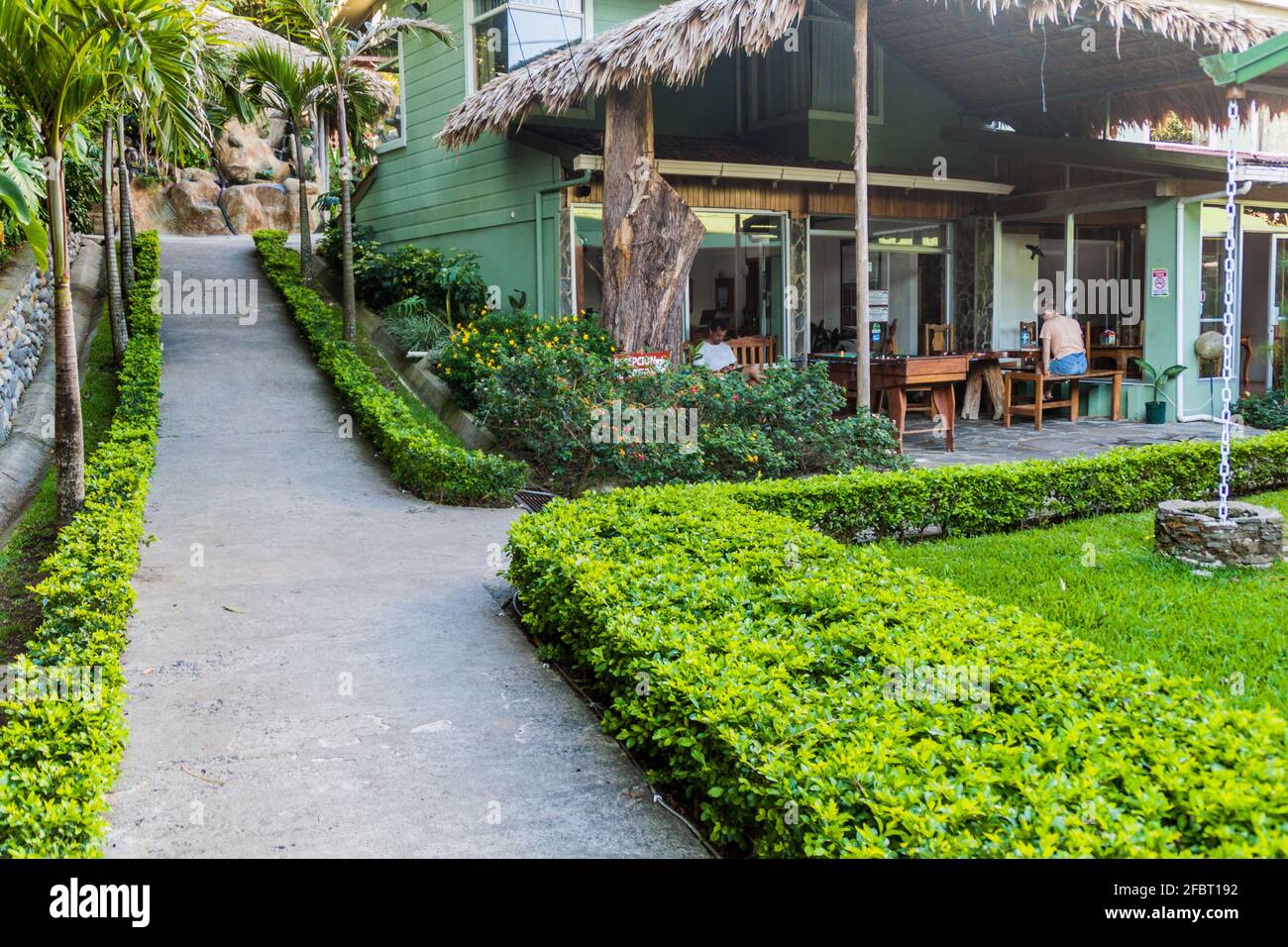 SANTA ELENA, COSTA RICA - 11 MAGGIO 2016: Giardino di Santa Elena Hostel Resort. Foto Stock