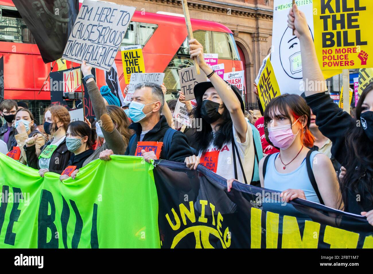 WHITEHALL, LONDRA, INGHILTERRA - 17 aprile 2021: Manifestanti contro una protesta DI UCCIDERE IL DISEGNO DI LEGGE a Londra Foto Stock