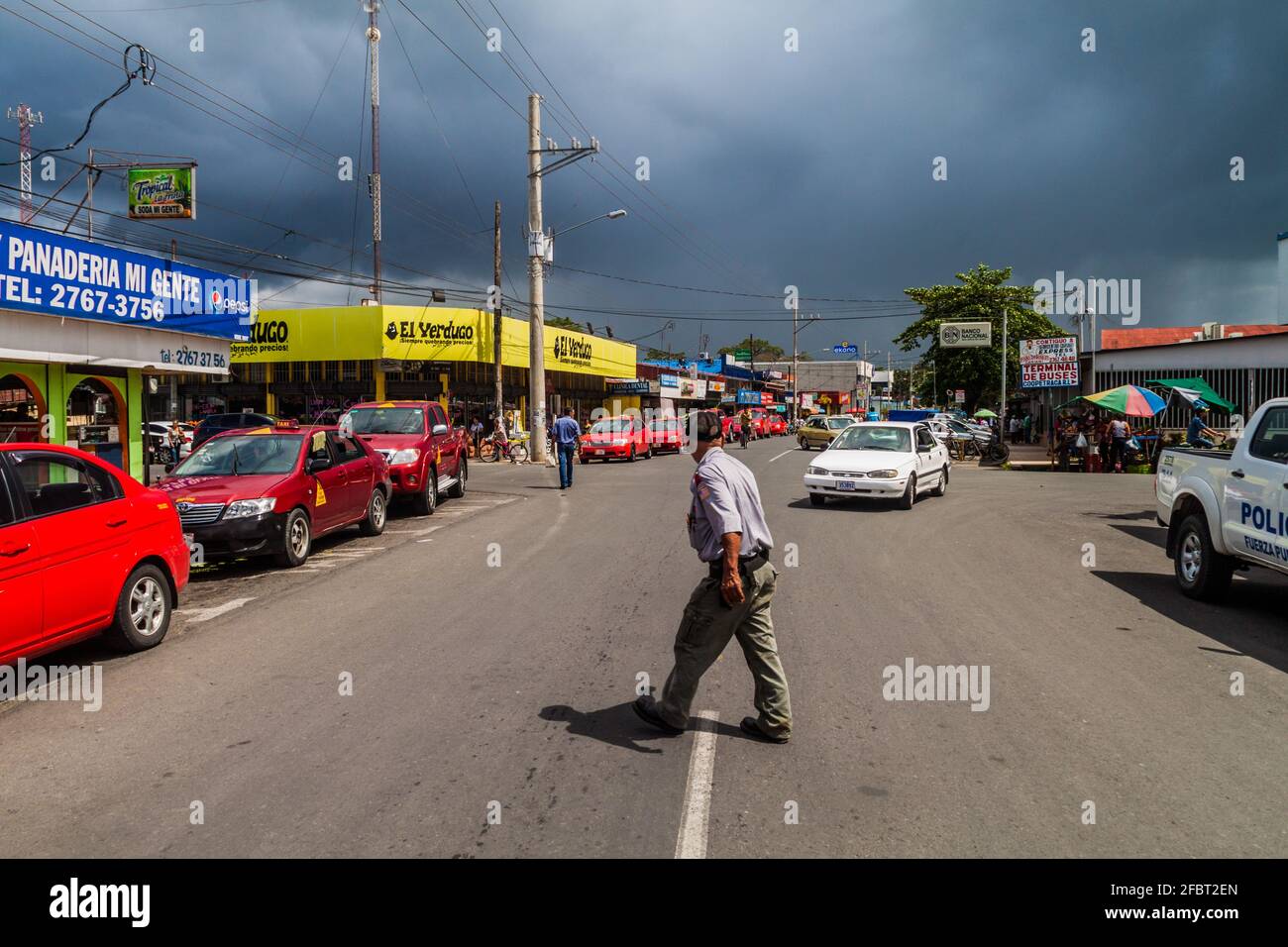 CARIARI, COSTA RICA - 14 MAGGIO 2016: Vista di un traffico su una strada principale nella città di Cariari. Foto Stock