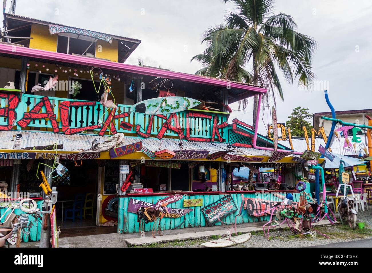 PUERTO VIEJO DE TALAMANCA, COSTA RICA - MAGGIO 16: Vista del colorato Outback Jack's Australian Beach Bar Grill nel villaggio di Puerto Viejo de Talamanca, Costa Foto Stock
