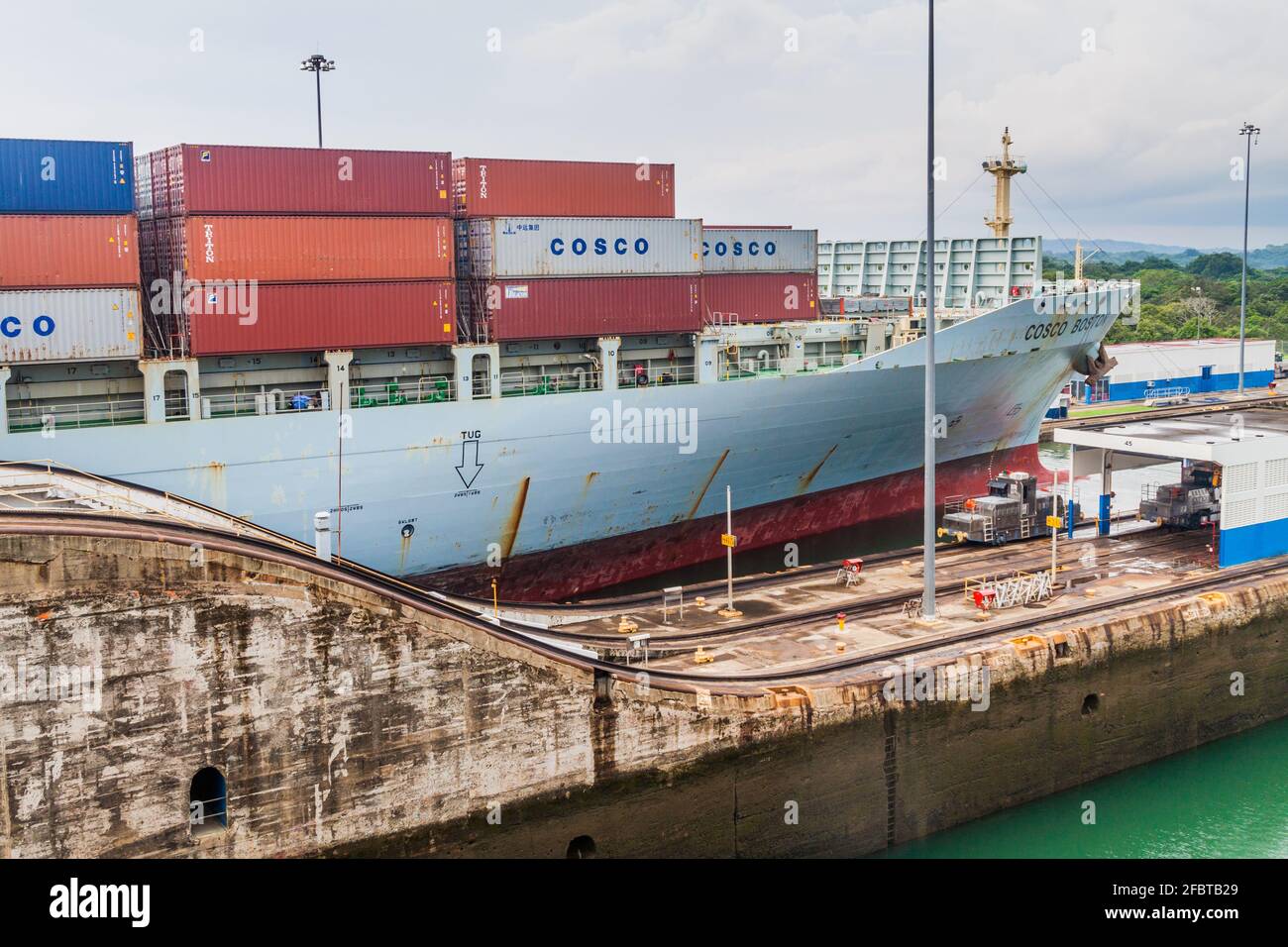 GATUN, PANAMA - 29 MAGGIO 2016: Nave del contenitore Cosco Boston sta passando attraverso le chiuse di Gatun, parte del canale di Panama. Foto Stock