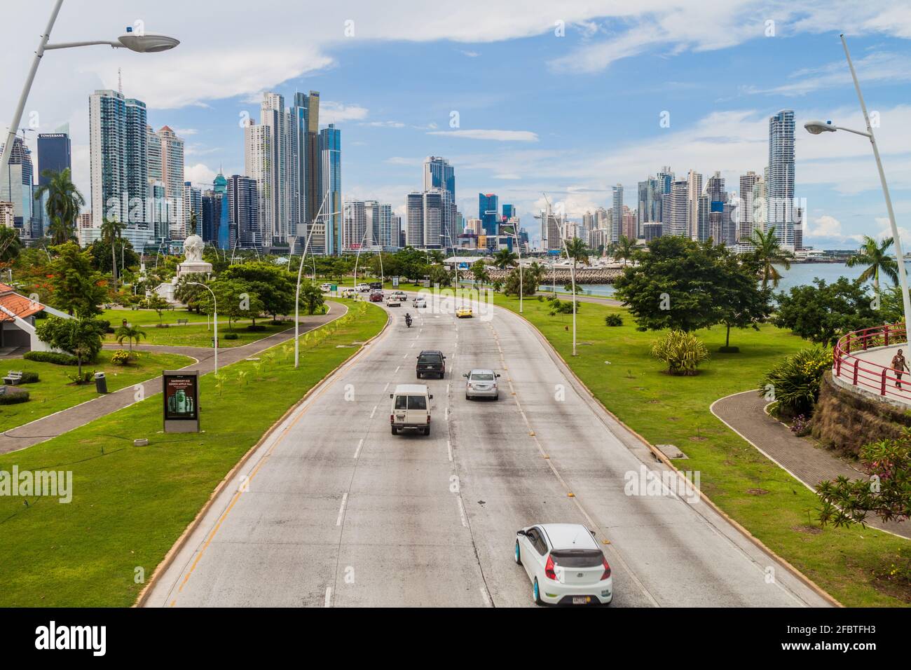 PANAMA CITY, PANAMA - 30 MAGGIO 2016: Vista dei grattacieli moderni e un viale Balboa traffico a Panama City. Foto Stock