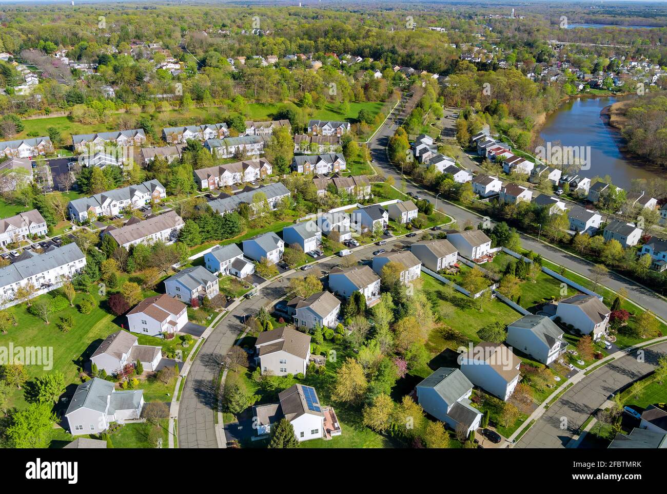 Vista aerea del complesso residenziale di quartiere case in periferia sviluppo Foto Stock