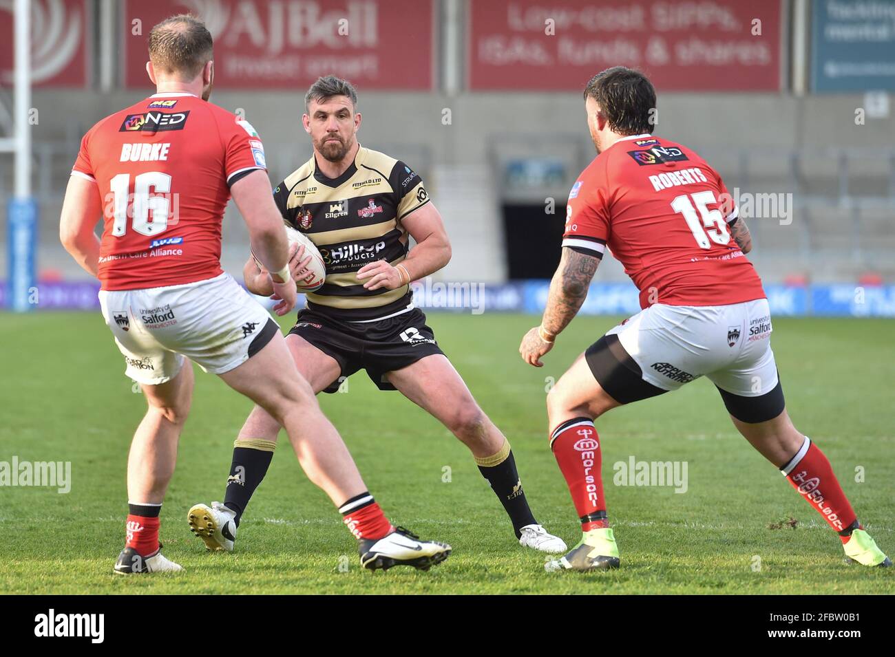 Tyrone McCarthy (21) di Leigh Centurions davanti a Greg Burke (16) di Salford Red Devils e Oliver Roberts (15) di Salford Red Devils Foto Stock