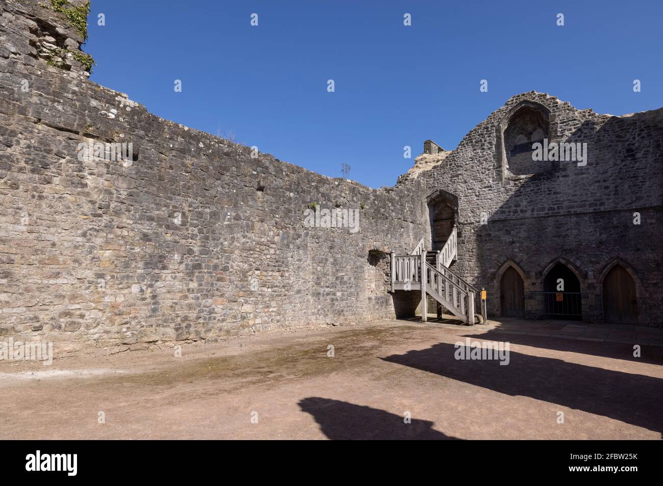 Il complesso North Range dal Lower Bailey nel Castello di Chepstow, Monboccuthshire, Galles, Regno Unito Foto Stock