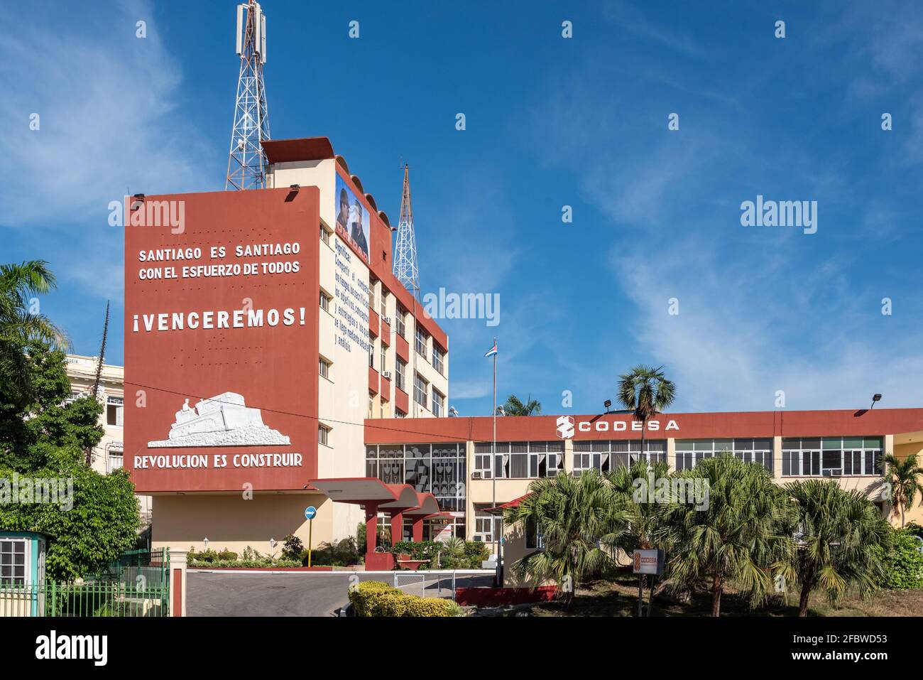 Edificio esterno con uno slogan propagandistico, Santiago de Cuba, Cuba, l'anno 2016 Foto Stock
