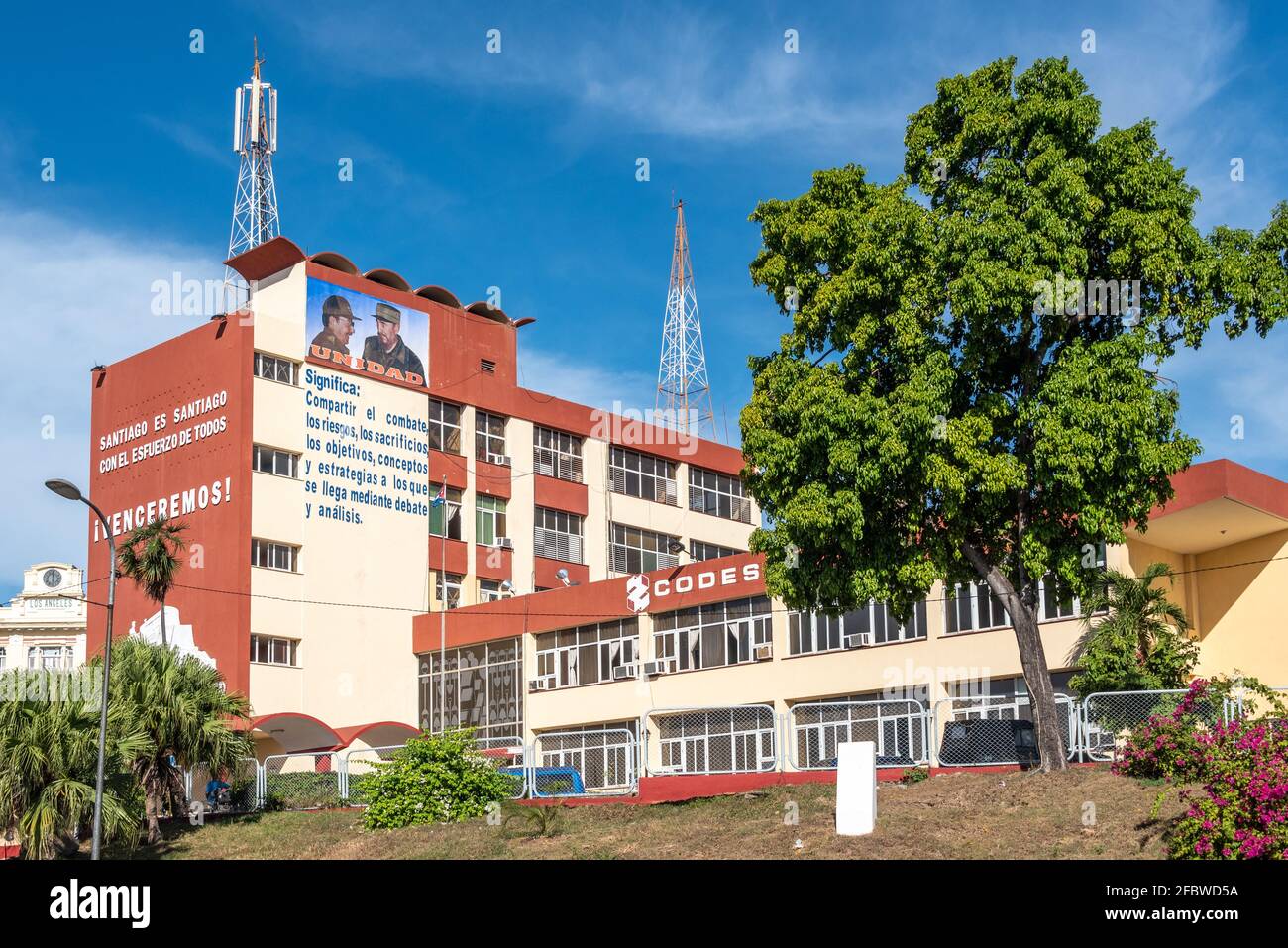 Edificio architettonico esterno con immagini politiche, Santiago de Cuba, Cuba, anno 2016 Foto Stock