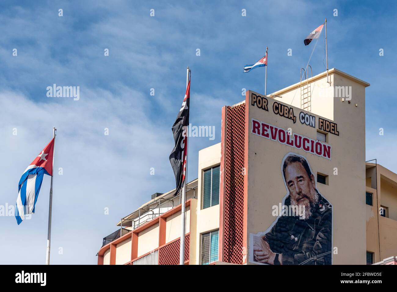 Edificio architettonico esterno con immagini politiche, Santiago de Cuba, Cuba, anno 2016 Foto Stock