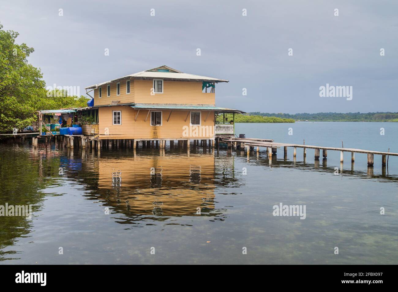 Casa su palafitte su una piccola isola dell'arcipelago di Bocas del Toro, Panama Foto Stock