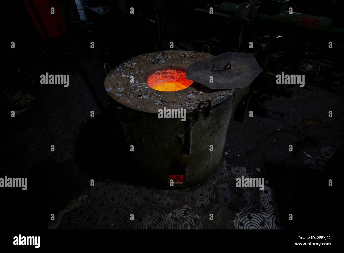 Produzione di alluminio da rifiuti di fonderie obsolete Foto Stock Produzione di alluminio da rifiuti di fonderie obsolete Foto Stock