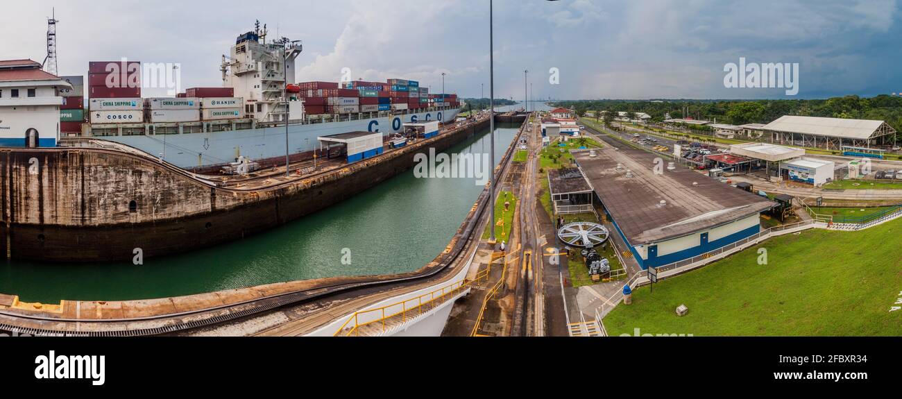 GATUN, PANAMA - 29 MAGGIO 2016: Nave del contenitore Cosco Boston sta passando attraverso le chiuse di Gatun, parte del canale di Panama. Foto Stock