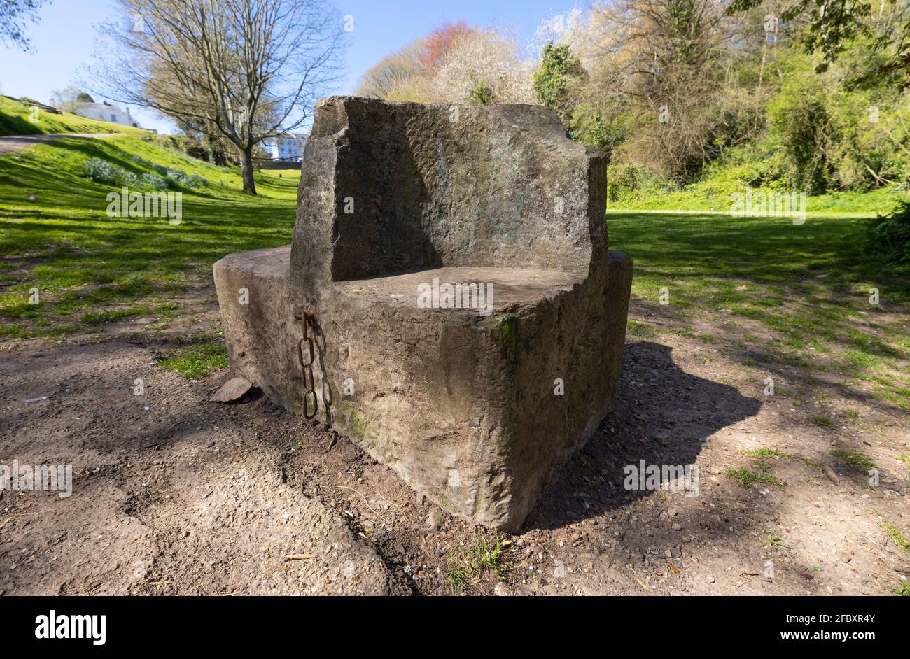 Sedile in pietra a quattro lati a metà strada fino al castello di Dell è stato eretto per il Giubileo della Regina Vittoria. Chepstow, Monhuthshire, Galles Foto Stock