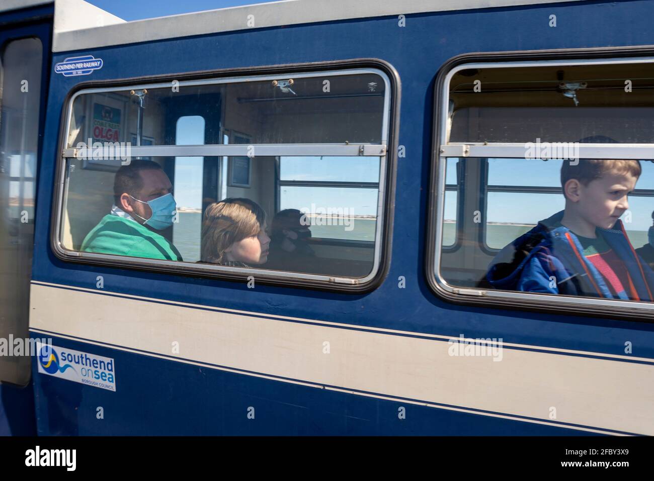 Passeggeri sul Southend Pier Train sul Southend Pier, Southend on Sea, Essex, Regno Unito. Adulti che indossano maschere per il viso. Viaggio in famiglia Foto Stock