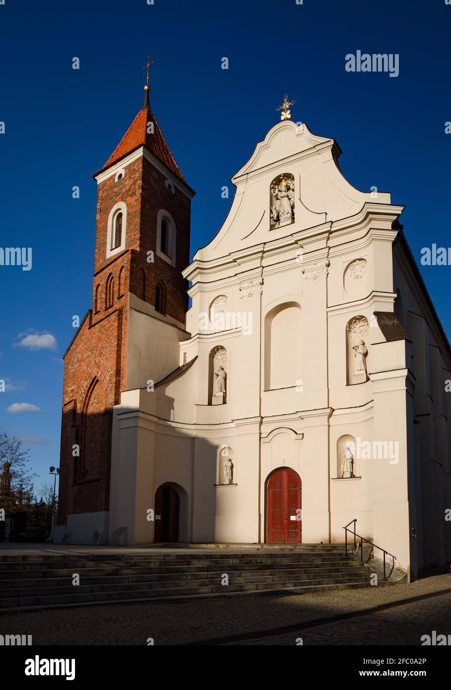 Chiesa francescana di Gniezno, Polonia. Architettura barocca nel centro storico. Foto Stock