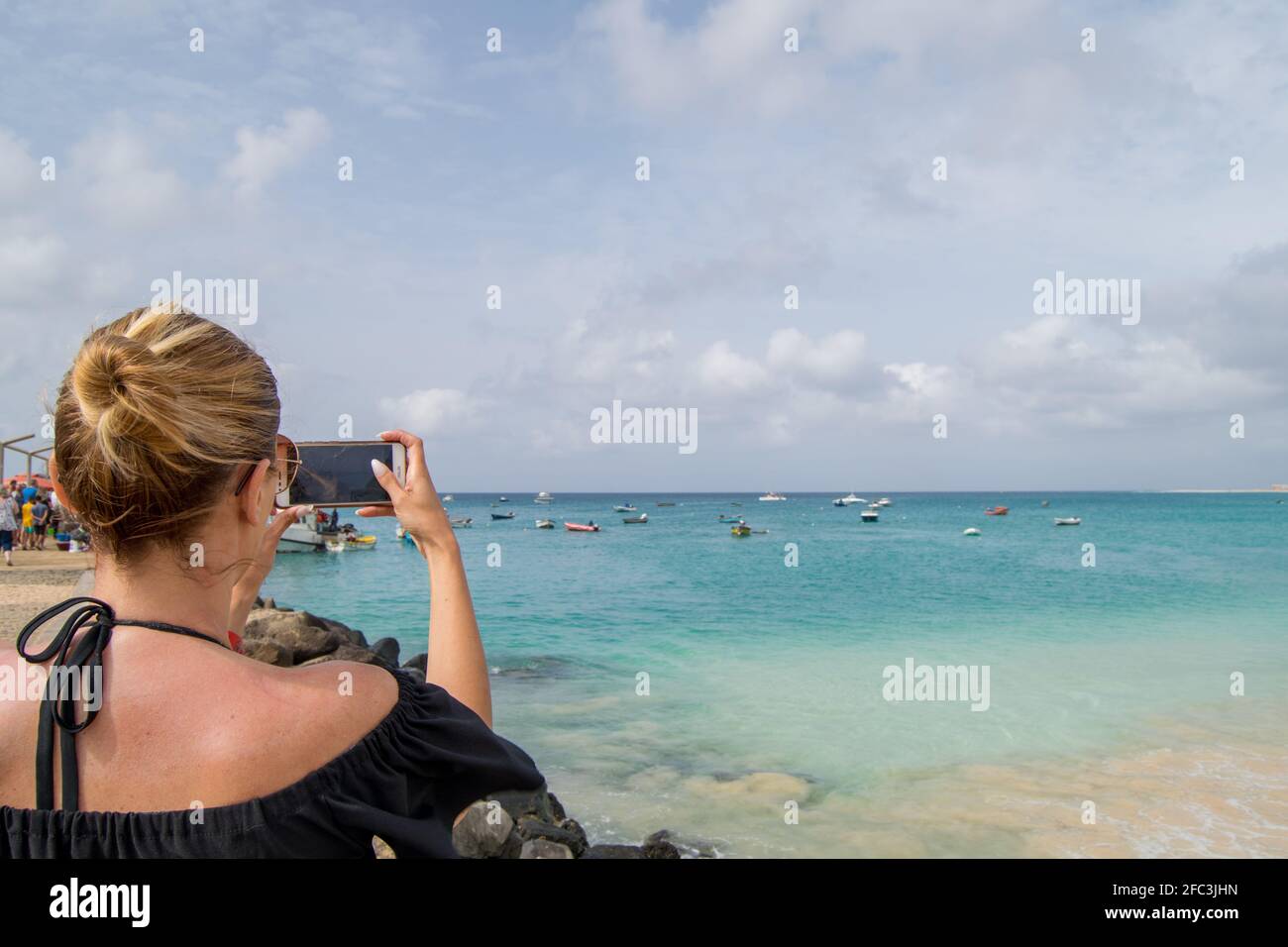 Isola Verde Capo Verde, Cabo Verde, Isola Salina ilha do SAL turismo a  Playa Santa Maria Beach, donne bionde scattare foto di barche con  smartphone nei giorni festivi Foto stock - Alamy