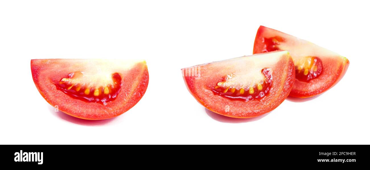 Le fette di pomodoro fresco sono isolate su sfondo bianco. Foto Stock