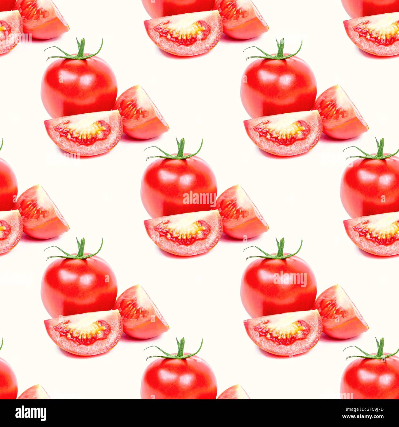 Le fette di pomodoro rosso ripetono il motivo senza cuciture su sfondo chiaro. Foto Stock